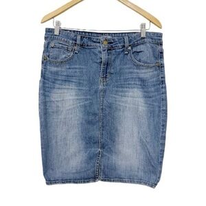 Levi’s Signature Women’s Denim Skirt - Size 10